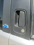 Poignée de porte extérieure d'une Lancia Y de 1996, encastrée dans le montant central&nbsp;(en).