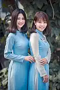 Deux femmes portant du áo dài bleu (Février 2017)
