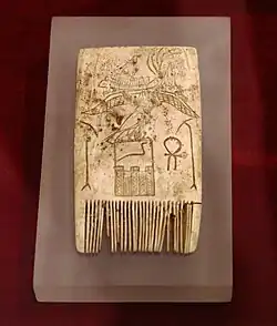 Fameux peigne en ivoire d'Ouadji - Musée égyptien du Caire.