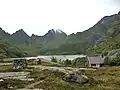 Vue sur la rive ouest du lac Ågvatnet avec les sommets de Mannen et Gjerdtindal