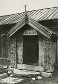 Poteau d'angle sculptés dans ce bâtiment de la ferme Åkre, Bondalen, Telemark, inscrit aux monuments historiques de Norvège, no&nbsp;121872.