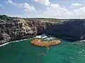 Échancrure de la pointe à Tortue et nappe de sargasses devant l'entrée de la grotte sous-marine