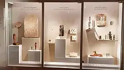Vitrine exposant des échantillons de l'ancien musée Charles&nbsp;X.