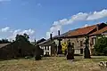 Cimetière et maisons dans la rue Saint-Pierre.