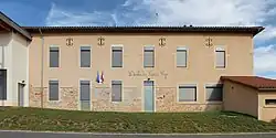 Façade de couleur beige du bâtiment de l'école.