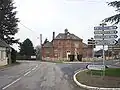 Mairie et école primaire.