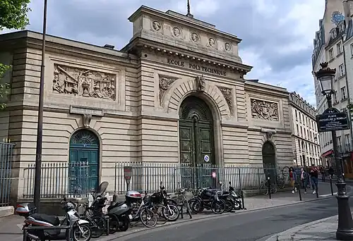 Entrée historique de l'École polytechnique à la jonction des rues de la Montagne-Sainte-Geneviève et Descartes (place Jacqueline-de-Romilly).