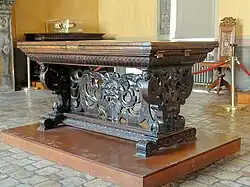 Table « en éventail » (3e quart du XVIe&nbsp;siècle, château d'Écouen).