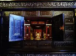 Détail d’armoire à tiroirs multiples.