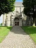 La façade ouest de l'église.