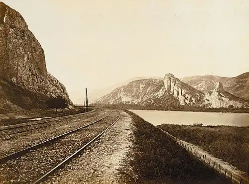 Le même défilé (à gauche sur la photo) vu par Édouard Baldus (1861).