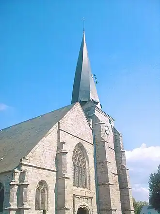 Détails de la façade et du clocher tors.