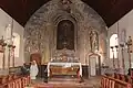 Le chœur ; le maître-autel et le tabernacle ; le retable, son tableau, ses pilastres et les statues de saint Jean Baptiste et saint Roch.