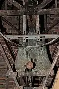 Détail du mécanisme de sonnerie automatique de la plus grosse des trois cloches.