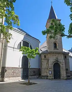 Extérieur depuis la place Claude-Goasguen.