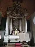 Le maitre-autel et le retable.