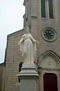 Statue de la Vierge devant l'église.