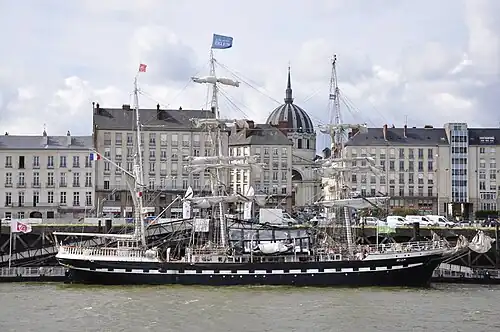 Le Belem, construit aux Chantiers Dubigeon en 1896, en escale à Nantes (son port d'attache), au quai de la Fosse. Vue sur l'église Notre-Dame-de-Bon-Port.