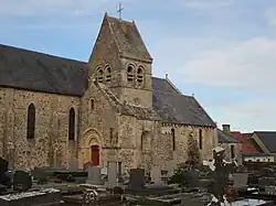 Le clocher roman coiffé en bâtière.