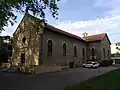 Façade sud-ouest et latéral sud-est de l'église Notre-Dame-Saint-Alban en 2019. Le latéral nord-ouest longe la rue de l'Abbé-Laurent-Remillieux.