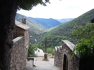 Dans l'escalier de l'église de Thines.