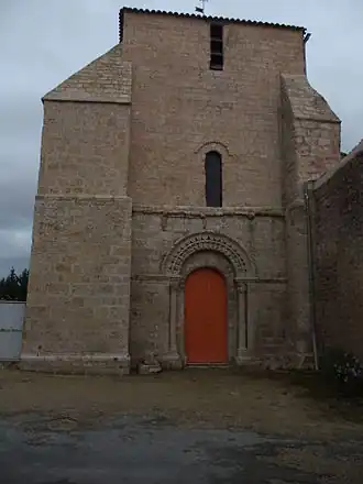 La façade ouest de l'église.