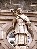 Statue en façade (démantelée)