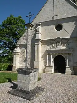 Calvaire devant l'église.