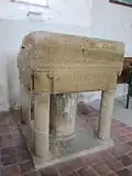 Les fonts baptismaux.