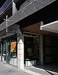L'entrée sur la rue de Sèvres.