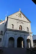 Façade et avant-nef de l'église.