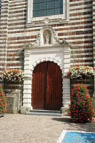 Le portail baroque.