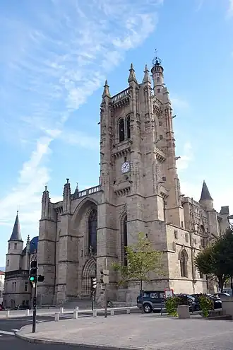 Photographique couleur d'une façade gothique d'église surmontée d'une seule tour située du côté droit de la façade