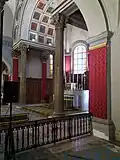 La voûte de l'arc triomphal et ses colonnes, avec le maître-autel.