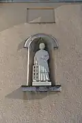 Statue de Saint Laurent sur la façade (à droite de l'entrée)
