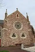 L'église Saint-Laurent : vue extérieure du transept sud.