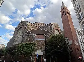 L'église Saint-Louis située à Vincennes, dans le Val-de-Marne, vue de la rue Fays.