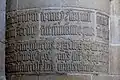 Inscription sur le pilier sud-est du transept attestant de la fondation de l'église en 1490.