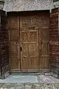 Porte en bois sculptée.