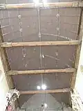 Lambris du plafond.