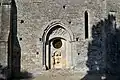 Une porte sud de l'église Saint-Martin avec bas-relief représentant saint Martin.