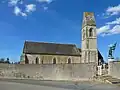 L'église Saint-Martin et la statue du soldat au drapeau.
