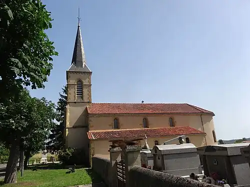 L'église et le cimetière adjacent.