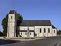 L'église Saint-Martin, le monument aux morts et le monument à la 50e&nbsp;division britannique.