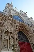Façade ciselée de sculptures et de motifs.