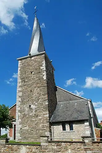 La tour du XVIe&nbsp;siècle surmontée du clocher tors de 1840 avec le porche néo-roman à droite.