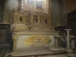 Maître-autel XVIIIe&nbsp;siècle délabré.