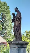 Vierge Marie, au pied de l'église.