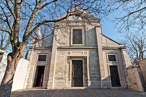 Façade de l'église Saint-Pierre de Montmartre, au no 2.