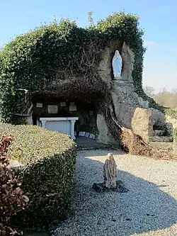 La réplique de la grotte de Lourdes.